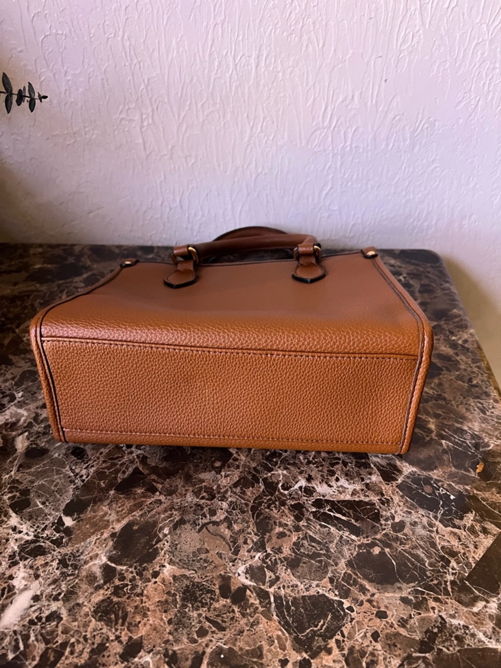 Gucci Tan Leather Satchel with Embossed Logo - Picture 5 of 6